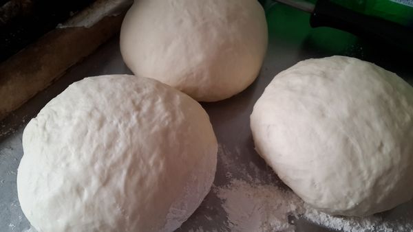 將取出麵團分成3 等份揉成團,靜置10~15分鐘醒麵