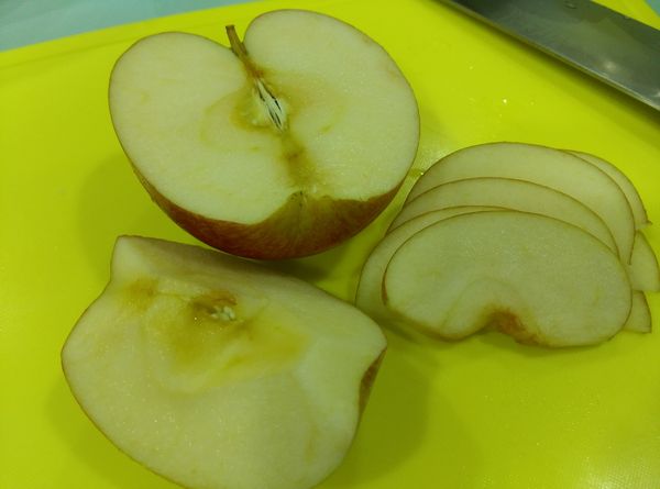 蘋果連皮切四等分，去頭去尾去果核，然後切薄片。