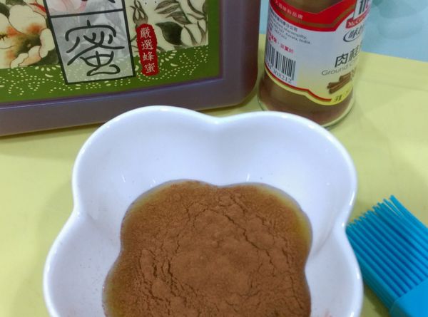 將蜂蜜及肉桂攪拌均勻