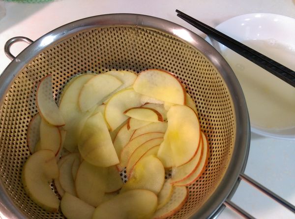 微波完成的蘋果片取出並瀝乾。