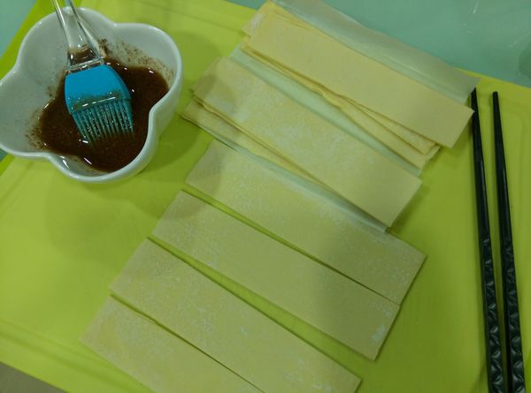 放涼的冷凍酥皮切四等分