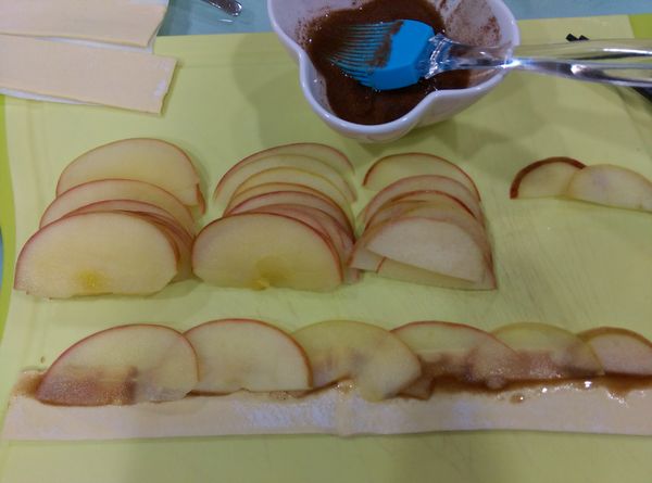 由右向左，由小到大，排蘋果片。蘋果必須重疊。酥皮最左留一小空間不排。