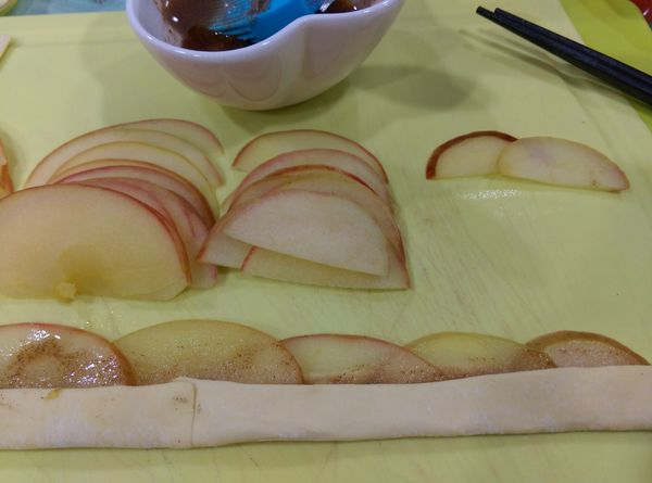 將酥皮由下往上對折