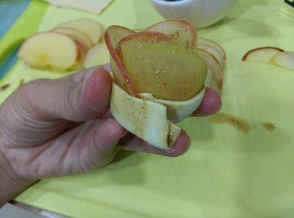 由右往左慢慢捲起，最後的酥皮要壓一下以密合。