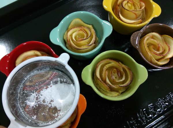 烤好取出，灑上糖粉。