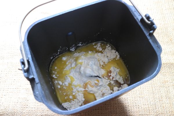 再放入橄欖油，也可使用無鹽奶油或任何植物油。也可以加入數滴香草精增加風味。