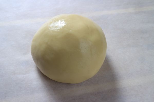 取出餅乾麵糰，放在烘焙紙上。