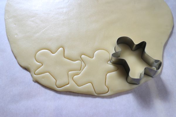 使用模具壓出餅乾形狀。記得選用手、腳較長形狀的模型，如果要做成環抱效果的話。