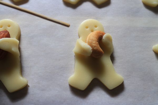 再用竹籤戳出眼睛及嘴巴，也可畫成微笑嘴型，這是發揮創意的時間。