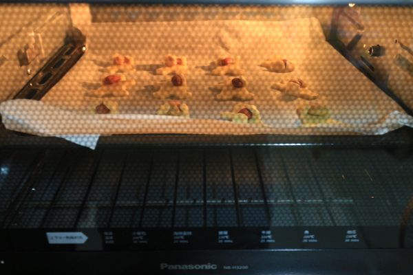 放入預熱160度（上下火）的烤箱，烤約10mins，之後降為150度再烤10mins，就完成可愛造型的餅乾。