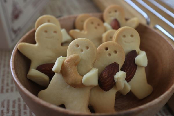 散發濃濃蜂蜜香味的餅乾，甜度剛剛好，搭配杏仁果及腰果，堅果的油脂與餅乾在嘴裡化成圓潤的口感，重點是百分百可愛的造型，讓小朋友的暑假一點都不寂寞。