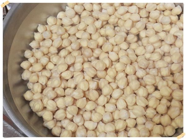 前一晚用二倍的冷水泡鷹嘴豆至三倍大(中間換水一次)
