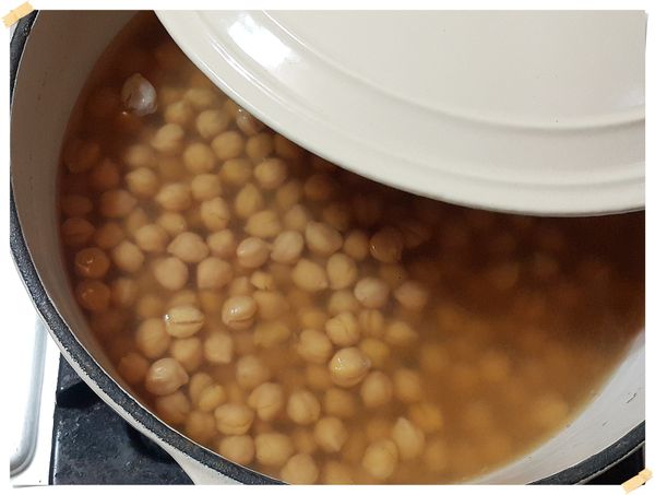 中火燜煮1小時,燜一小時,泡在煮豆水裡放涼