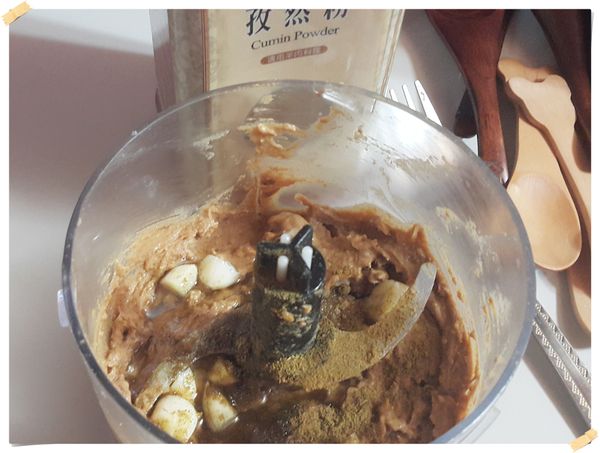 檸檬汁先跟芝麻醬腳大一分鐘起乳化作用(這個步驟很重要)再加入其他調味料攪拌