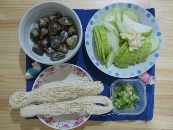 先備妥食材，蛤蜊記得要先吐沙。