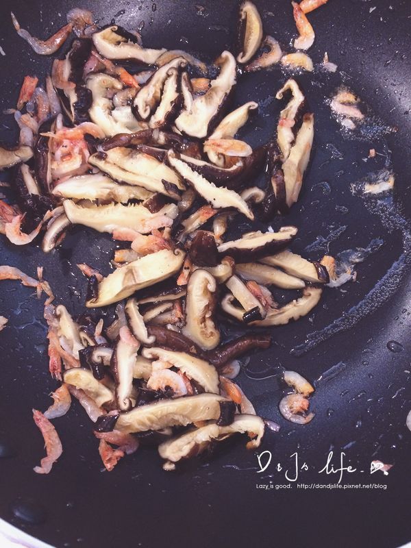 使用糯米須先泡四小時，一般白米洗乾淨泡1小時，接著用豬油炒香菇與蝦米，再加入一點麻油續炒（麻油千萬不要炒太久，會苦掉）