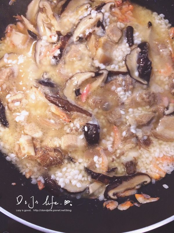 把米飯放入，加水續炒（期間可以蓋上鍋蓋，等飯差不多熟後，再掀蓋續炒），然後加入醬油炒至均勻