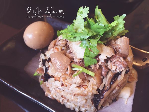 之後可起鍋盛盤，淋上香噴噴的滷肉，再加一點香菜即可！
魯肉製作請看：http://dandjslife.pixnet.net/blog/post/251353204