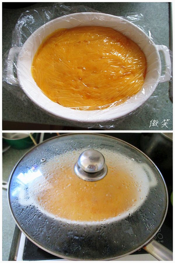 蒸盤事先刷上一層薄薄的淡橄欖油來防黏 ~ 淡橄欖油的氣味比較清爽沒有沙拉油厚重的味道,,倒入盤子裡,鋪上保鮮膜抹平表面, 用大火隔水蒸約10 分鐘,,