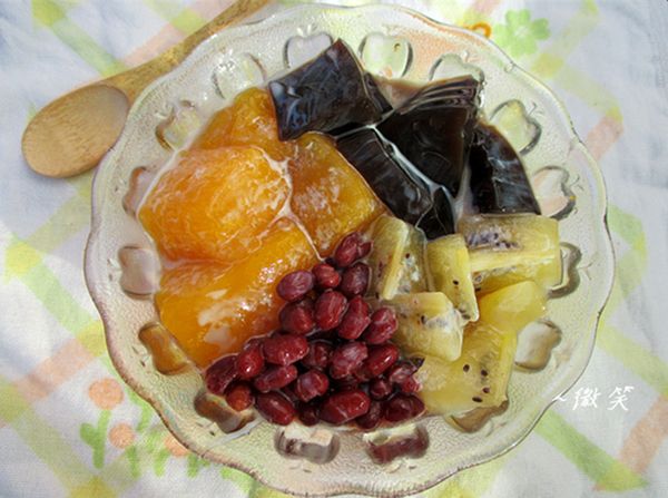 或是配著自己喜歡的食材,我搭配了仙草凍.蜜紅豆..奇異果再淋上一些煉乳,都好吃哦