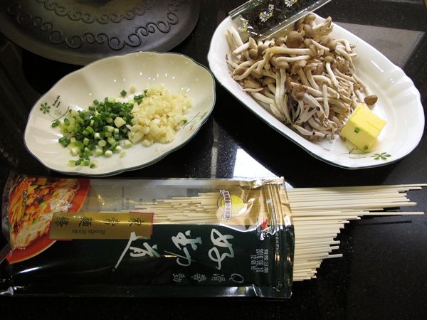 準備材料:鴻喜菇去掉底部剝散;青蔥切末
