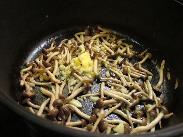 放入奶油 蒜未翻炒至聞到蒜香 (避免蒜末燒焦會苦)