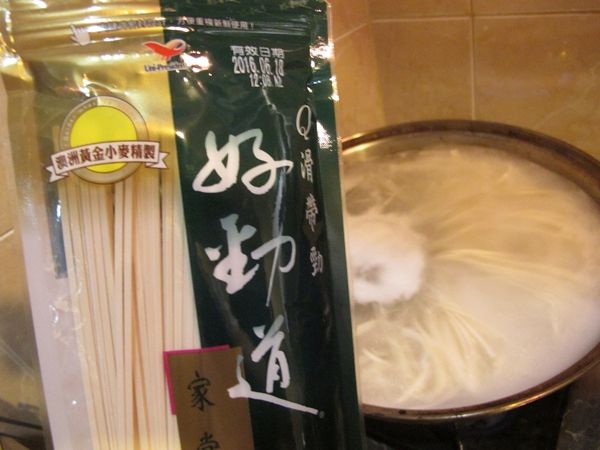 炒料的同時另煮一鍋水.水的量多些,水滾後放入麵條 一匙鹽(材料外)煮至8分熟後撈起