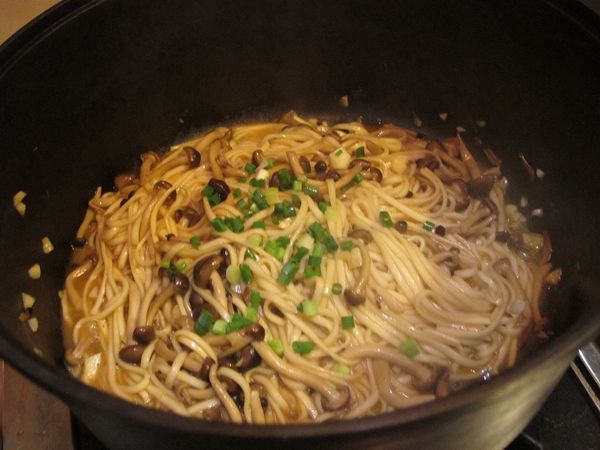 太乾加些煮麵水進來, 依家人喜好調整口味及麵條軟硬度,