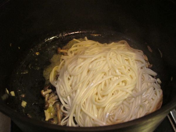 將麵條移入炒鍋,倒入醬油 加些煮麵水(幫助麵條吸附醬料)