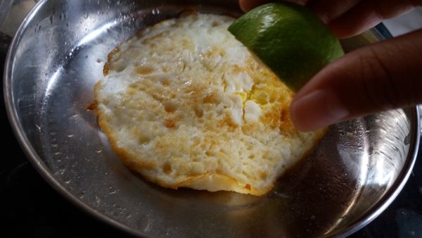 將檸檬擠出汁倒擠入蛋