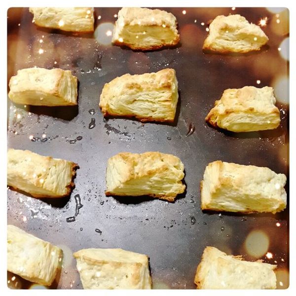 壓成圓餅狀或者直接切成12塊四方形，放入預熱好200 度的烤箱中，烤12-15分鐘，表面金黃即可。