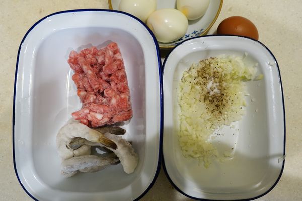 將四顆雞蛋放入煮沸水中煮6分鐘,時間到就立即撈起雞蛋放入冷水中冷卻,雞蛋冷卻後去殼備用