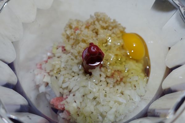 絞肉,蝦仁,洋蔥丁,黑胡椒,鹽,30g麵包粉和雞蛋用攪拌機略微打碎混合