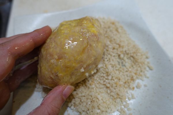 表面依序沾上麵粉和蛋液最後炸之前表面裹上麵包粉