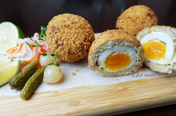 撈起放在吸油紙巾上放涼點就可切開享用了