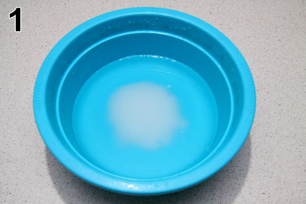 大白菜洗淨後，每片葉子縱向切開成兩片，使之容易入味；在一個大盆中倒入1.5升水和150克海鹽，攪拌至鹽全溶解，