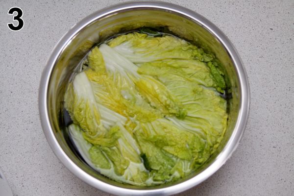 浸泡足夠時間後，大白菜已軟身，此時將大白菜從鹽水中撈出，放入一升清水中浸泡十五至三十分鐘或用清水沖洗，減低一點鹹度，然後瀝水待用；