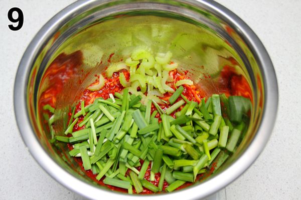 蔥段、韭菜段和西芹，