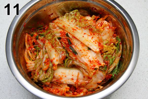 把控水後的大白菜放入做法五的混合物中，使每塊葉片都沾到醬料，