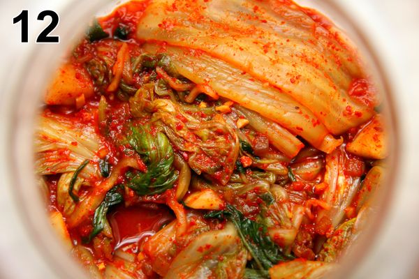 最後放入乾淨無油有蓋的器皿中發酵；先室溫下發酵一天，之後放冰箱冷藏；