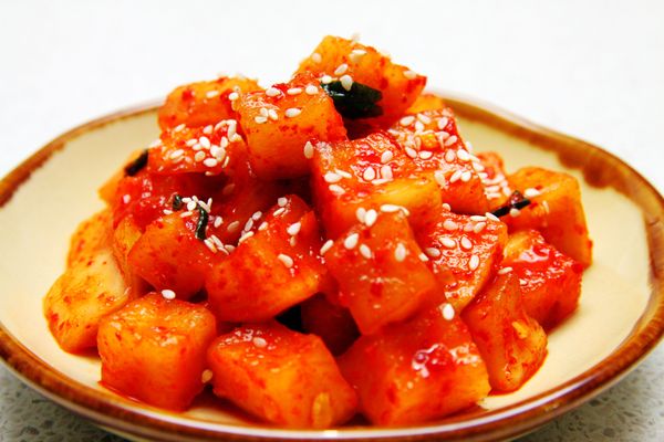 隨興的加了一些白蘿蔔和白菜一起腌製。相比起大白菜，白蘿蔔更容易清洗和處理，製作起來較不費勁。