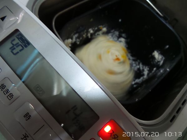 按行程#40打麵團，3分鐘後加入鹽，麵團光滑後下奶油~打至奶油完全吸收後,麵團光滑細緻即可(剛好15分鐘)