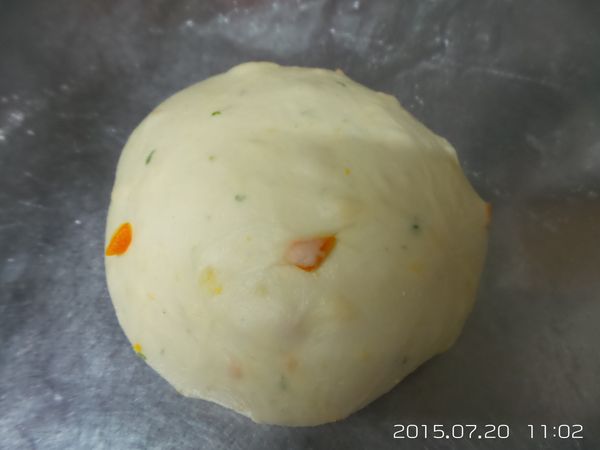 取出麵團~拍出麵團大氣泡裡的空氣~整圓鬆弛5分鐘