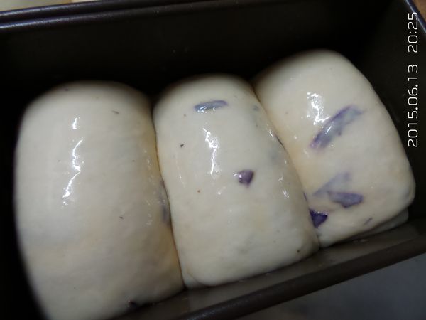 烘烤前~麵糰上輕輕塗上全蛋液
上下火150/180~烤38分鐘
表面上色快記得蓋錫箔紙~防止表面烤焦喔!