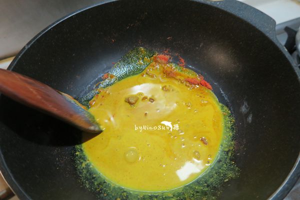 倒入椰奶OR牛奶.幾滴魚露調味