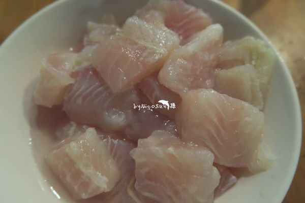 加入魚片轉小火.慢慢泡熟.