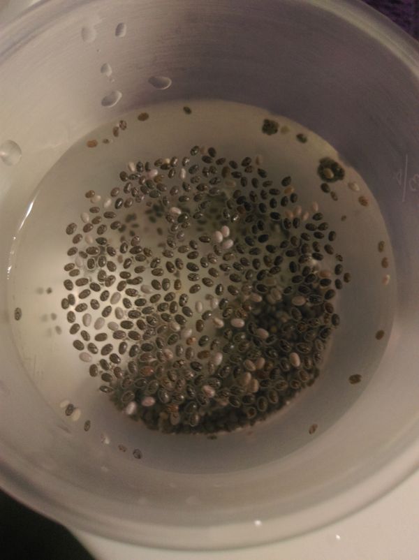 取2小瓢(匙)，乾燥奇亞籽泡水攪拌2-3分鐘即有透明狀，再添加至其他食飲品內即可。