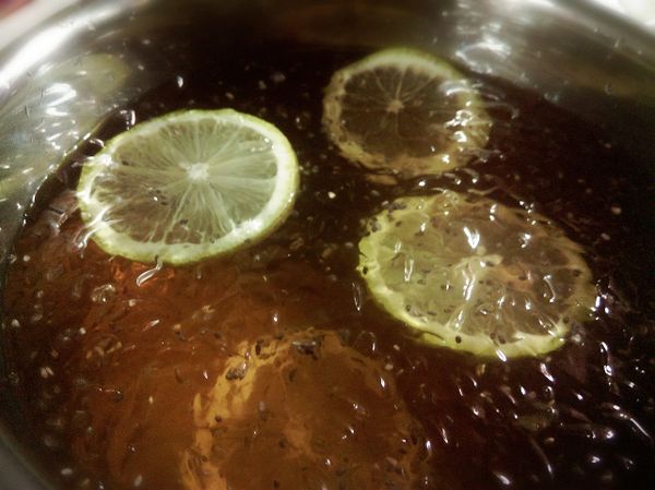 愛玉切小塊狀，加入砂糖.飲用水拌勻後倒入奇異籽(喇ㄧ喇),切幾片檸檬片或檸檬汁，進冰箱冰鎮數小時後，涼涼喝上ㄧ本，營養又解暑氣。