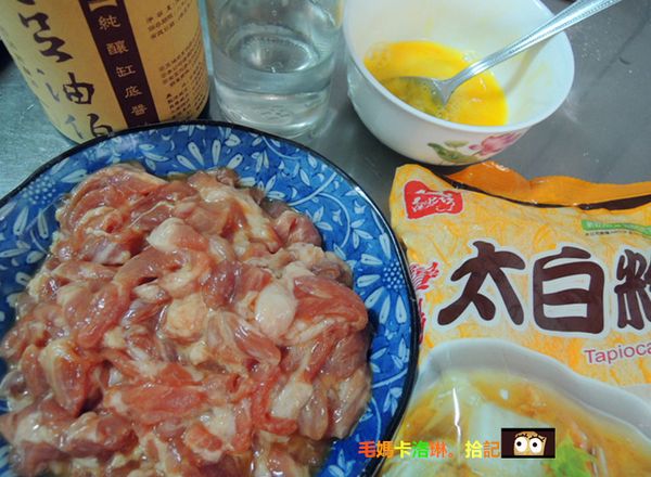 豬肉絲先以［醃料］醃好備用