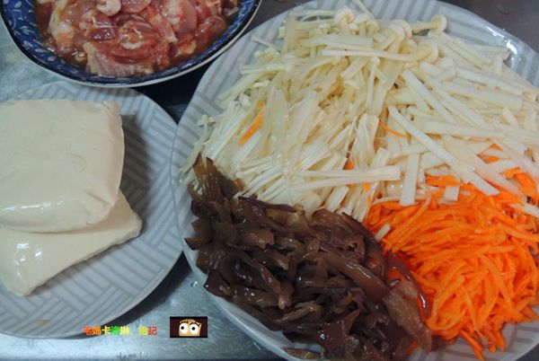 食材均切絲備用